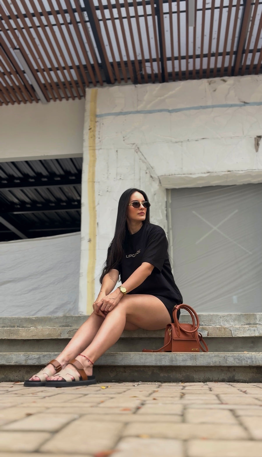 Diana Giraldo sentada en unas escaleras