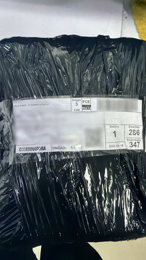 Pedido real en caja protectora con guía de Coordinadora