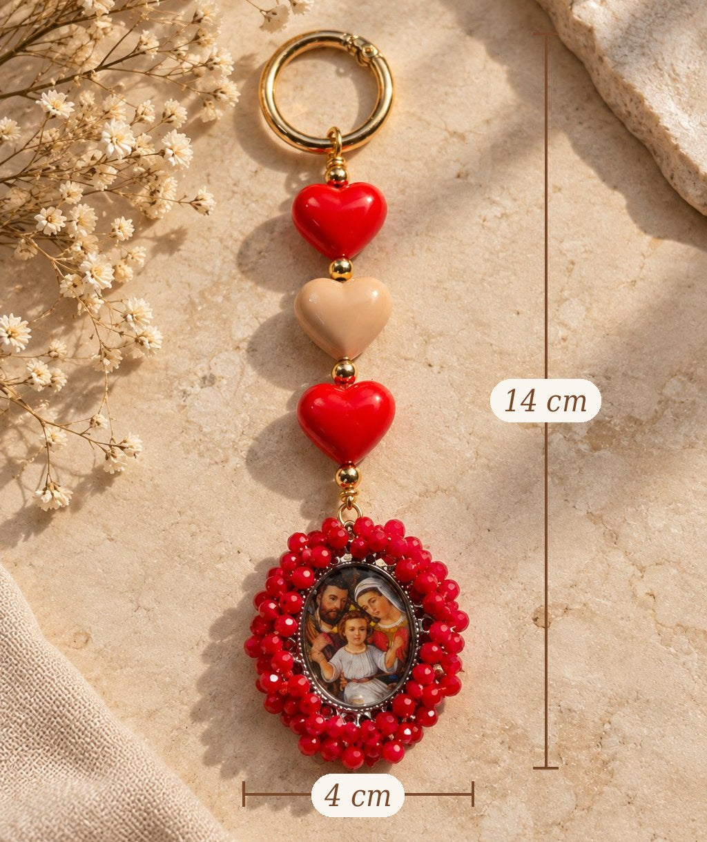 Llavero Sagrada Familia rojo con sus medidas: 14 cm de largo y 4 cm de ancho la medalla