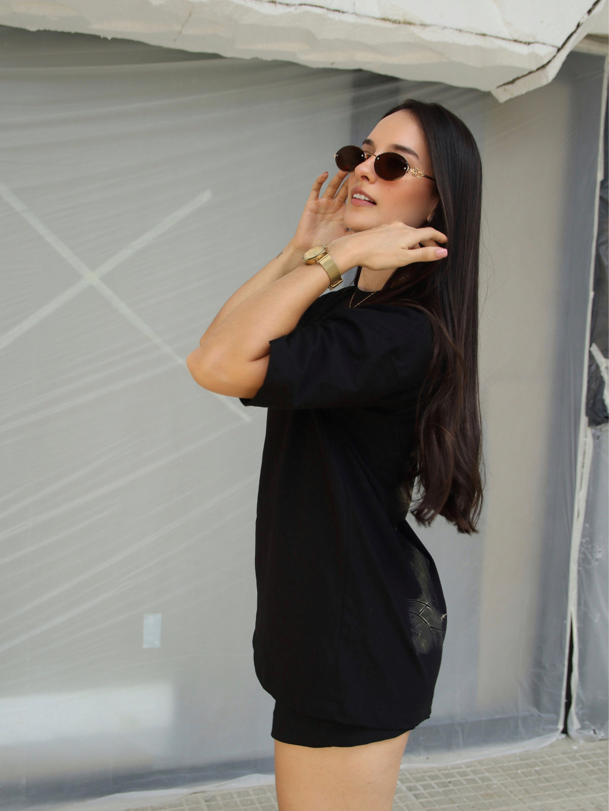 Diana Giraldo con camiseta negra y joyas doradas