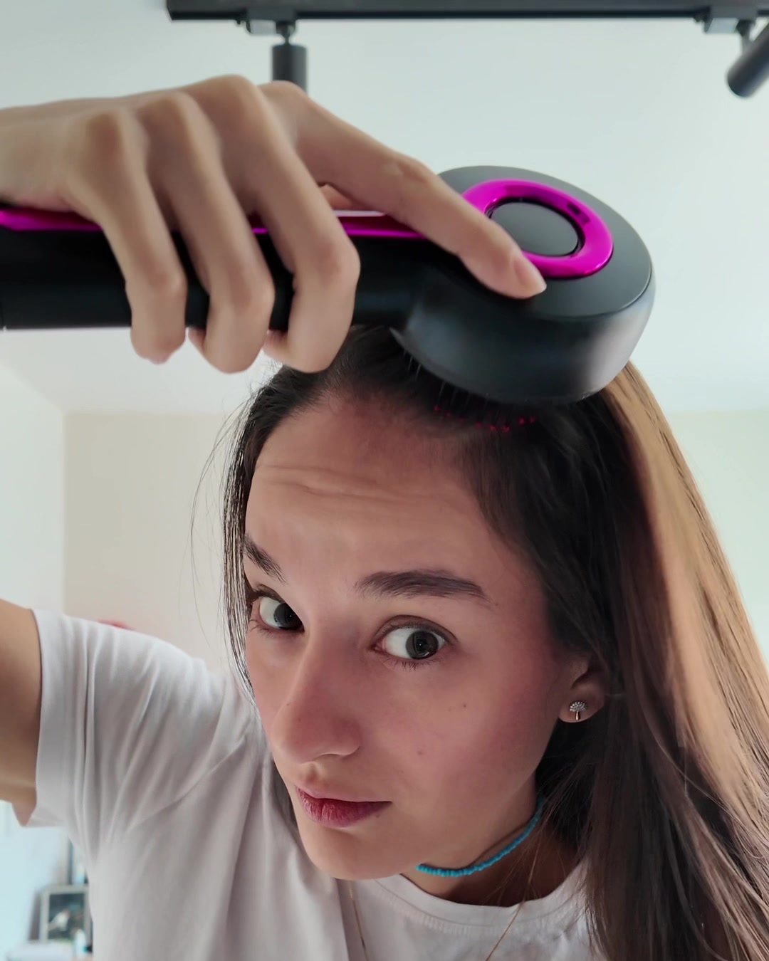 Diana masajeando su cuero cabelludo con el cepillo