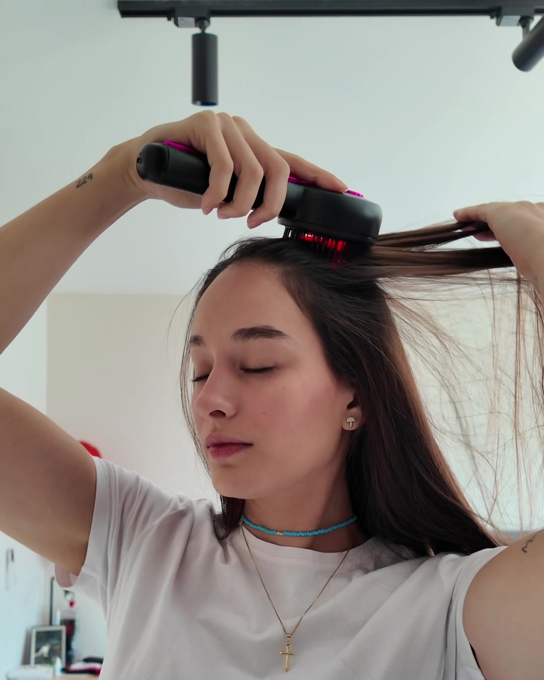 Diana usando el cepillo masajeador en su cuero cabelludo