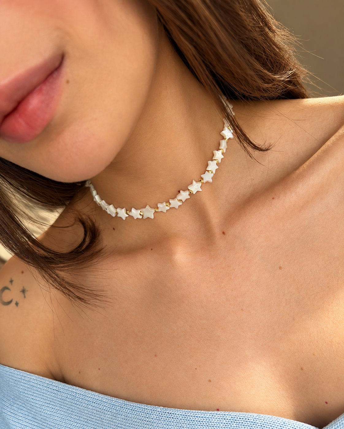 Collar de estrellas de nácar puesto