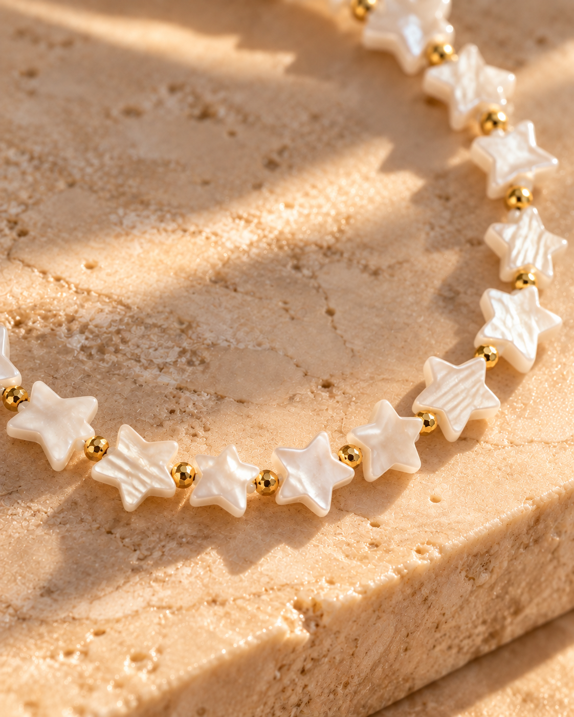 Detalle de las estrellas de nácar y bolitas doradas