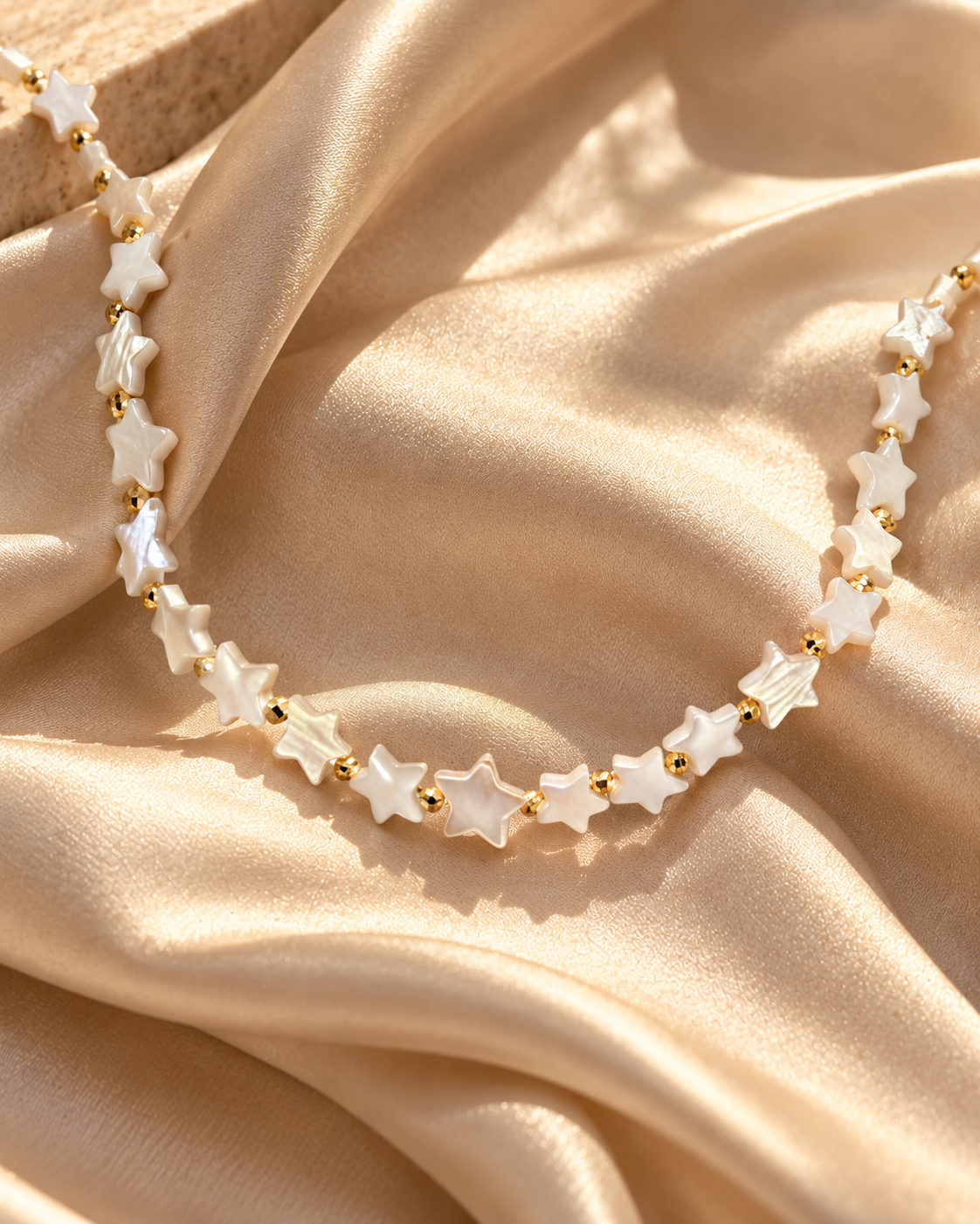 Collar de estrellas de nácar sobre seda