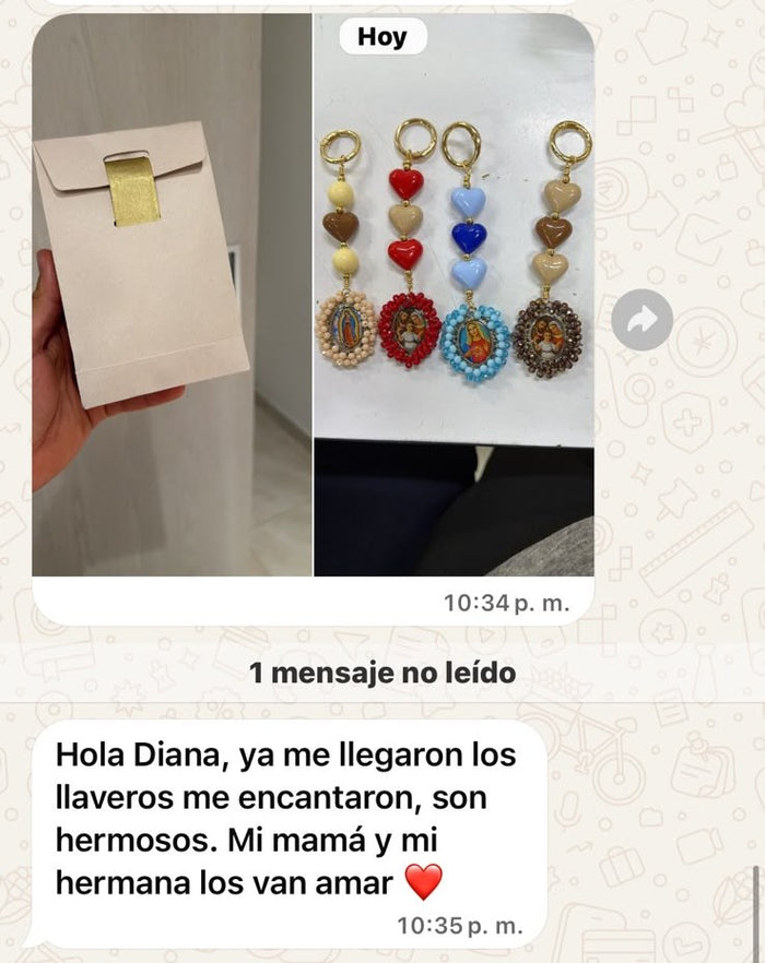Mensaje de WhatsApp de una clienta con el sobre kraft y sus cuatro llaveros recibidos