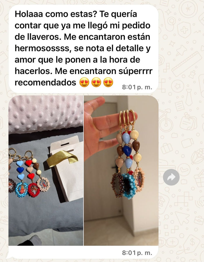 Mensaje de WhatsApp de una clienta con fotos de sus llaveros recibidos