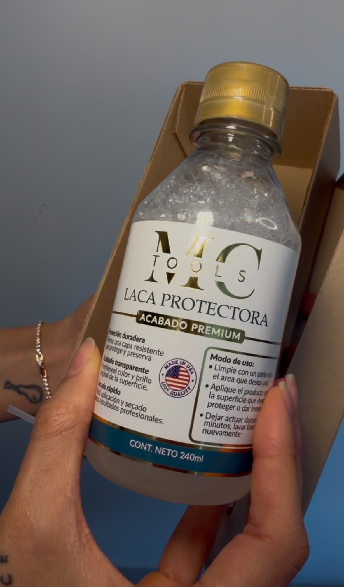 Foto real del frasco de Laca Protectora MC Tools