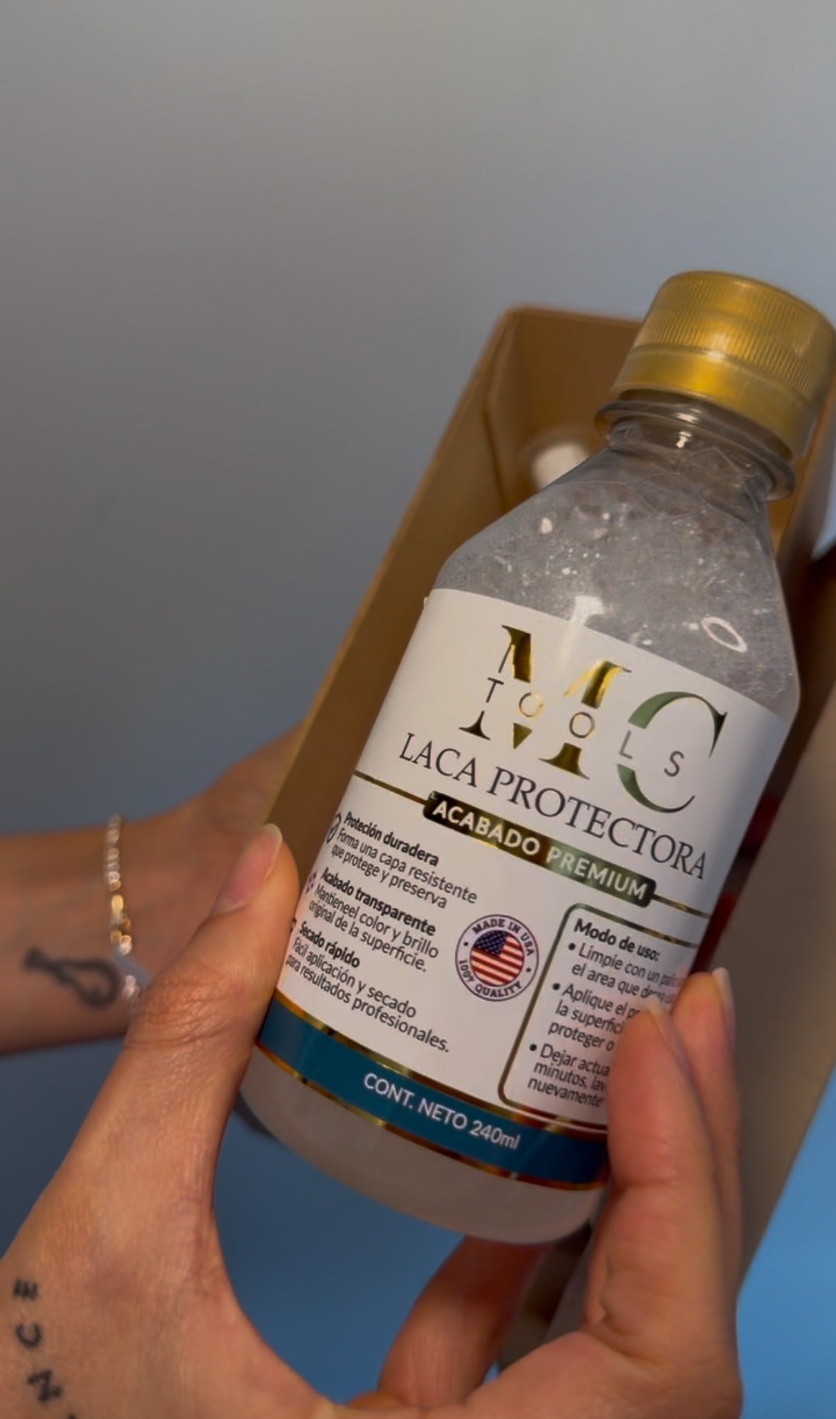 Foto real de la etiqueta Laca Protectora MC Tools