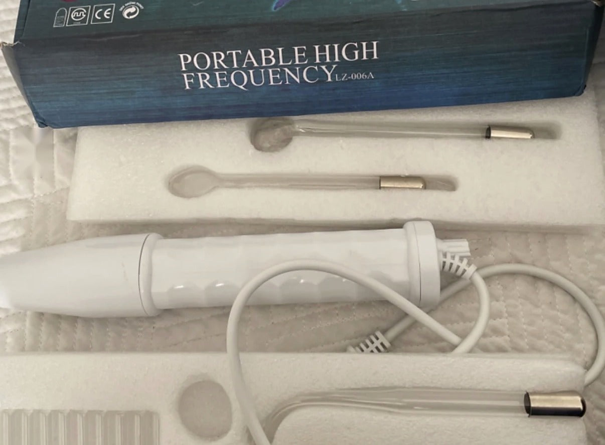 Así llega el set: caja con mango, cable y electrodos de vidrio en su espacio